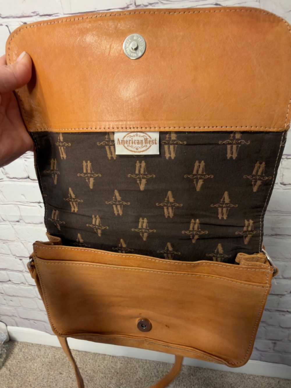 VINTAGE AMERICAN WEST LEATHER TOOLED BUCKLE DETAIL SHOULDERS CROSSBODY BAG TAN - Picture 11 of 15
